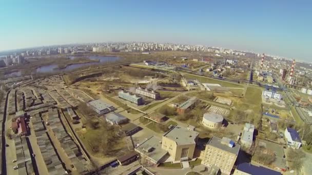 City panorama with oil refinery — Stock Video