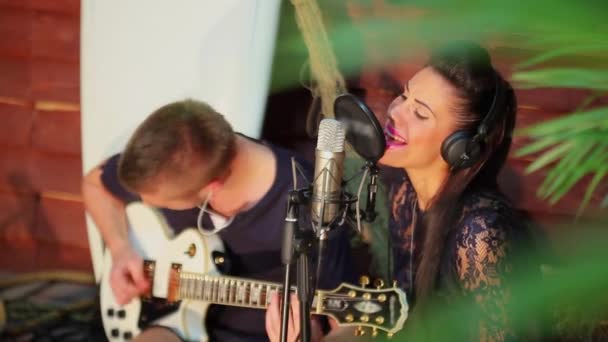 Vrouw zingt en man speelt op gitaar — Stockvideo