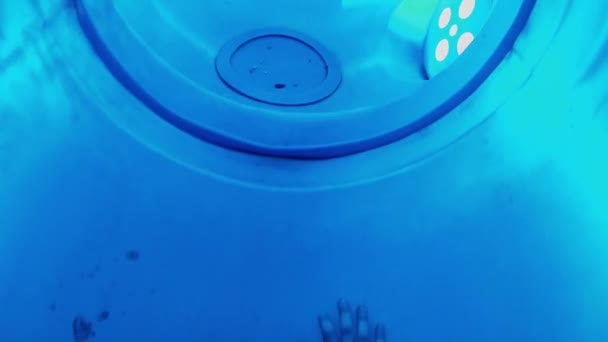 Rapaz rasteja em tubo azul — Vídeo de Stock