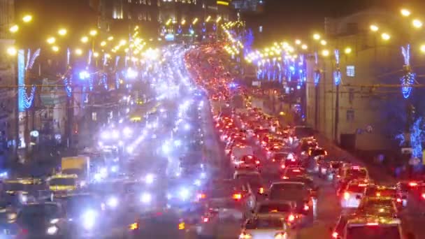 Tráfico en la calle nocturna — Vídeo de stock