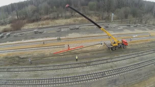 Arbetstagare använder kranen med beam — Stockvideo