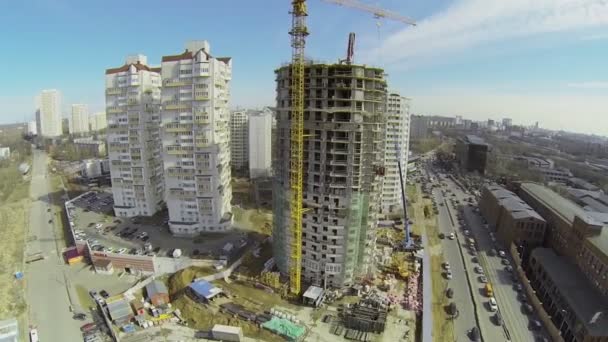 Autos befahren Straße in der Nähe von Baustelle — Stockvideo