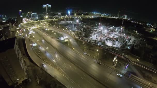 Paesaggio urbano con traffico notturno — Video Stock