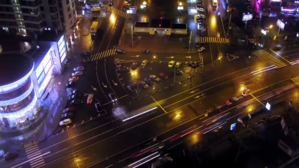 Fußgängerüberweg, Verkehr in der Nähe moderner Gebäude — Stockvideo