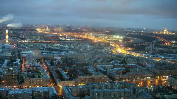 Paysage urbain avec éclairage le soir à Moscou — Video