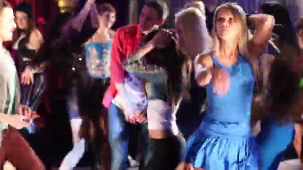 Happy people dancing in night club — Stock Video