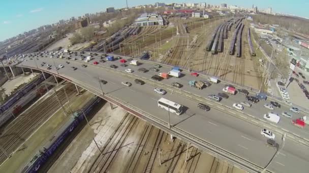 Traffico sul cavalcavia Rizhskaya — Video Stock
