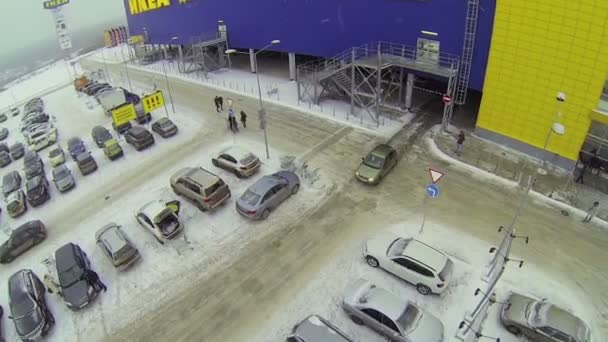 Coches paseos cerca del centro comercial IKEA — Vídeo de stock