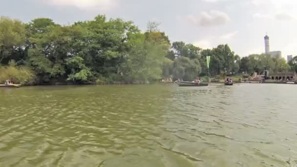 Bootsfahrt auf dem Kanal im Central Park. — Stockvideo