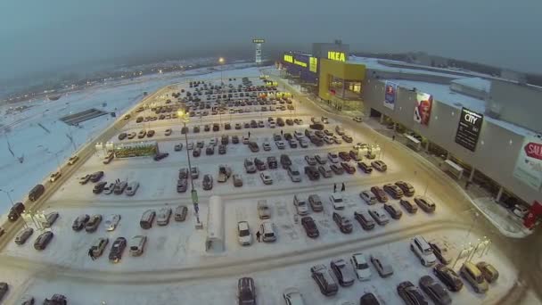 Coches cerca del centro de comercio IKEA en invierno — Vídeos de Stock