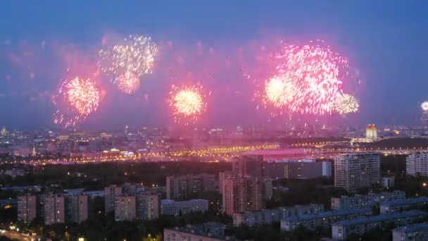Фейерверки в летний вечер в Москве — стоковое видео