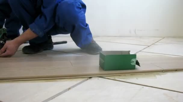 寄木細工の床が解雇された労働者 — ストック動画