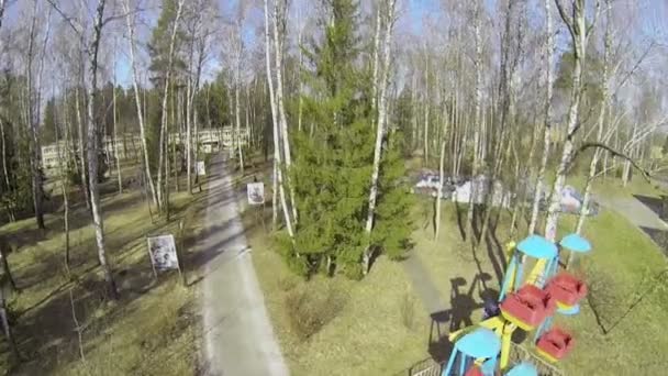 Amusements dans le parc du camp des enfants — Video