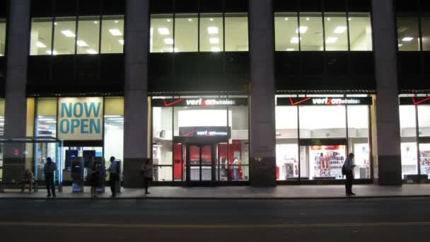 Parada de autobús cerca de la tienda Verizon Wireless . — Vídeos de Stock