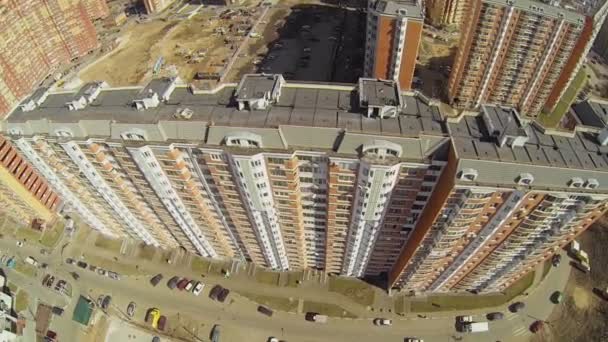 Auto rijdt in de buurt van hoge woonhuis — Stockvideo