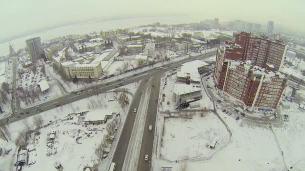 Paesaggio urbano con traffico su strada — Video Stock