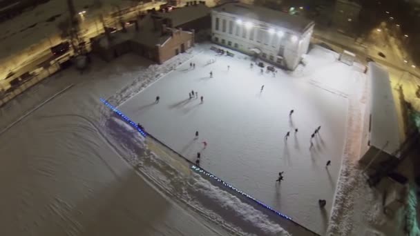 Tráfego urbano perto do ringue de patinação — Vídeo de Stock