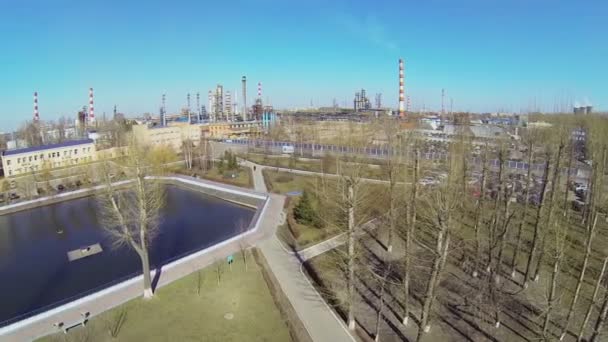 Estanque en el pequeño parque de la refinería de petróleo — Vídeo de stock