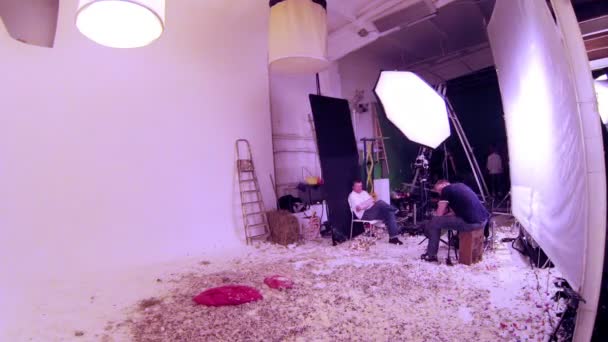 Studio with feathers scattered on the floor — Stock Video