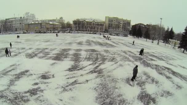 クイビシェフ広場で馬に乗るキッド — ストック動画