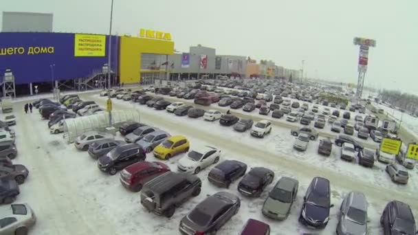 Large car sparking near center Mega — Stock Video