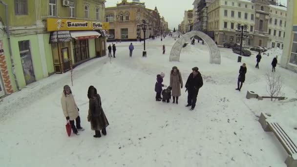 Familie lopen door de straat — Stockvideo