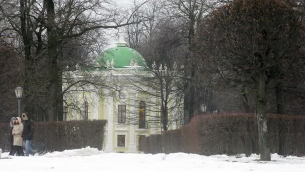 Touristes près de pavillon dans le musée-propriété Kuskovo 
