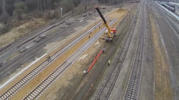 Pracowników używa żurawia z belki — Wideo stockowe