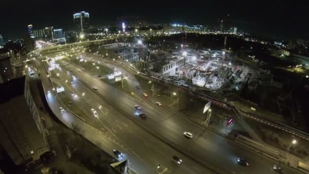 Paisaje urbano con tráfico nocturno — Vídeos de Stock