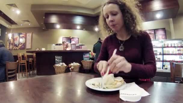 Mujer hablando, comiendo hamburguesa — Vídeo de stock