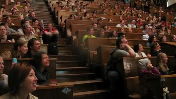 O público senta-se nos dias da física — Vídeo de Stock