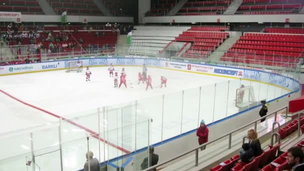 Hockey teams playing during match — Stock Video