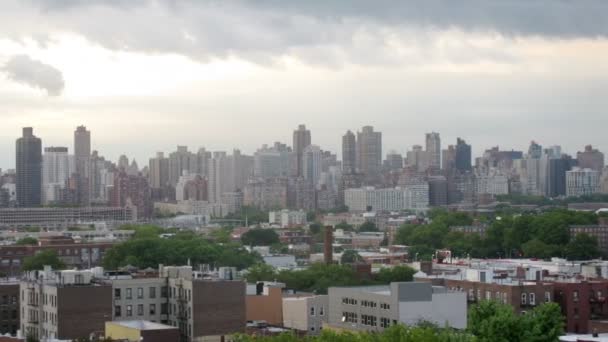 Міський пейзаж з хмарочосами на фоні — стокове відео