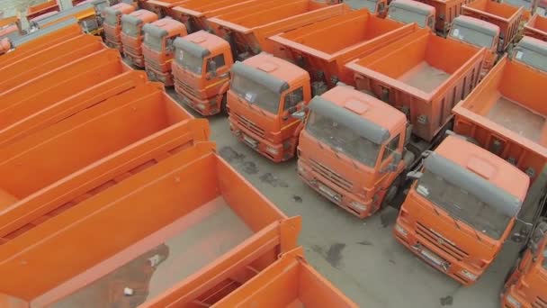 Vrachtwagens en tractoren in gemeentelijke dienst park — Stockvideo