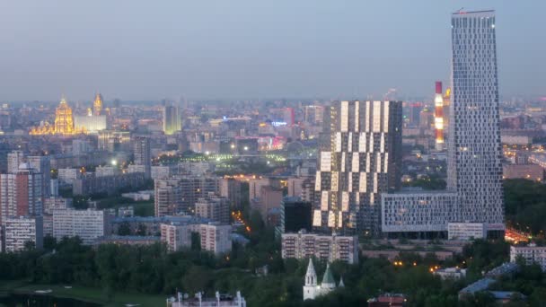 Paisaje urbano con edificios de varios pisos — Vídeos de Stock
