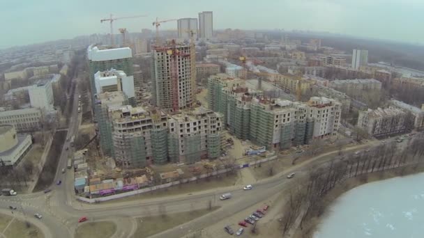 Byggarbetsplatsen av bostäder komplexa Vinogradny — Stockvideo