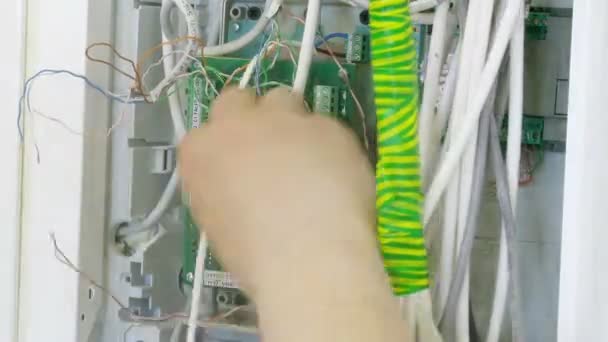 Trabajador montar los cables — Vídeo de stock