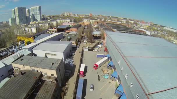 Cityscape met Trucks geparkeerd in de buurt van Warehouse — Stockvideo