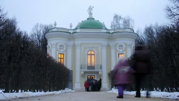 Turisták Kuskovo Múzeum-ingatlan pavilion közelében — Stock videók