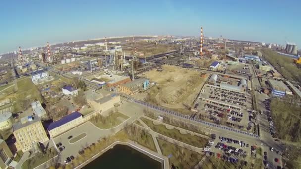 Su birikintisi içinde park petrol rafinerisi ile Panorama — Stok video