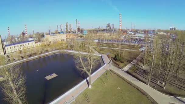 Pequeño estanque en el parque cerca de la refinería de petróleo — Vídeo de stock