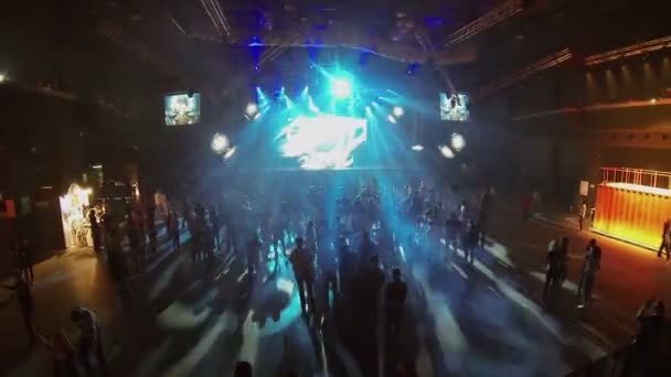 La gente balla nel night club — Video Stock