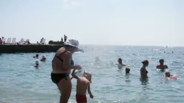 Adultes et enfants dans la mer — Video