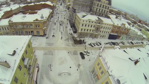 Medborgarna promenad vid vägskäl — Stockvideo