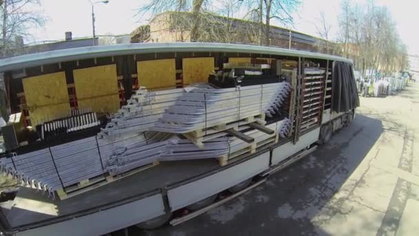 Стопки запасных частей в грузовике — стоковое видео
