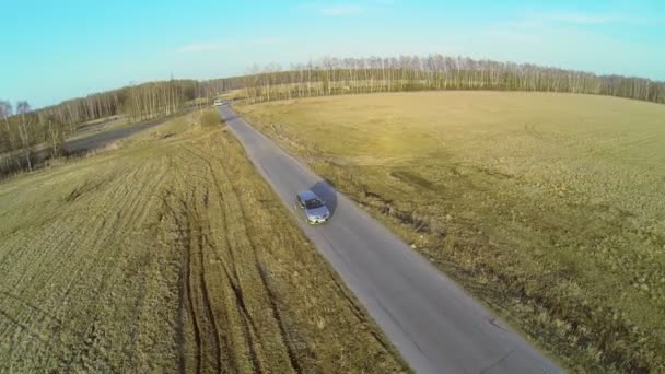 Автомобильные поездки по дороге — стоковое видео