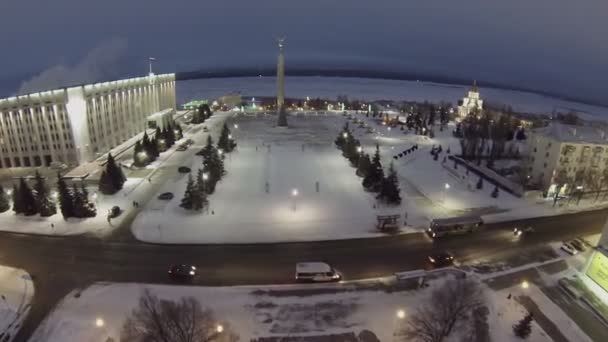 Міський транспорт поблизу Площа слави — стокове відео