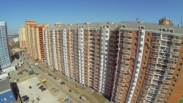 Hoog residentiële huizen in de stad — Stockvideo