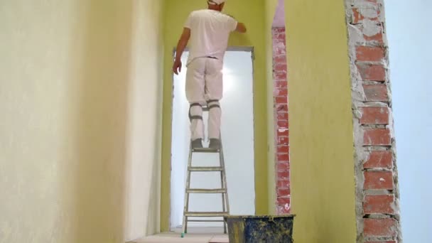Trabalhador pinta paredes — Vídeo de Stock