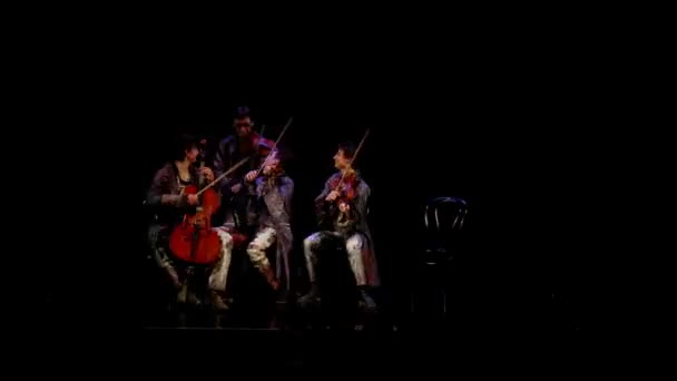 Kwartet smyczkowy wykonuje na scenie — Wideo stockowe